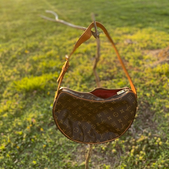 Louis Vuitton - Picture 2 of 11